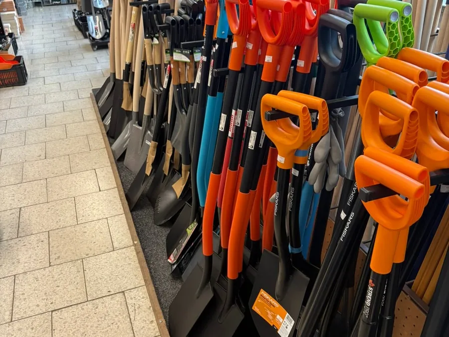 Lopaty, rýče a ruční nářadí v prodejně