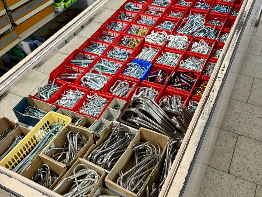Háky, šrouby a drobný spojovací materiál v prodejně