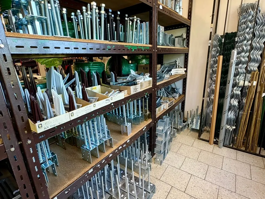Patky, zemní vruty a spojovací materiál ve skladu