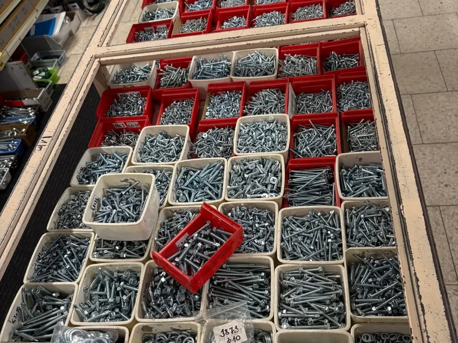 Spojovací materiál, šrouby, matice a podložky